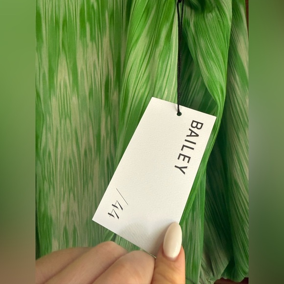 NWT Bailey 44 Clarence Top in Green 🥝 - Picture 9 of 9